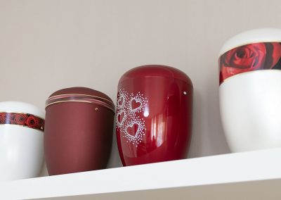 Urnen mit dezent dekorativen Elementen in unserem Ausstellungsraum in Lörrach