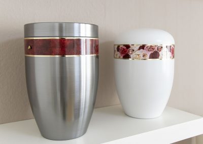Urnen mit dezent dekorativen Elementen in unserem Ausstellungsraum in Lörrach